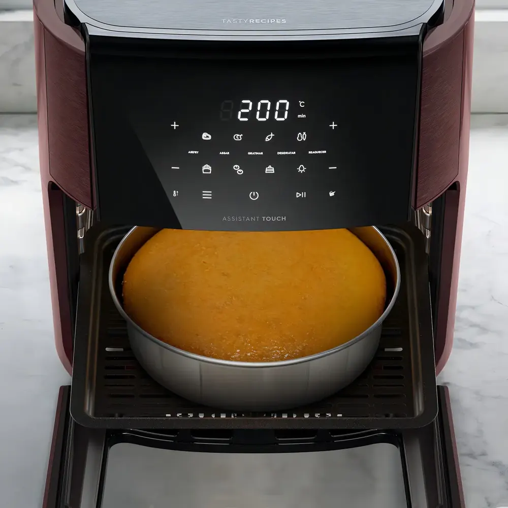 Bolo sendo preparado na Air Fryer Electrolux Rita Lobo EAF86