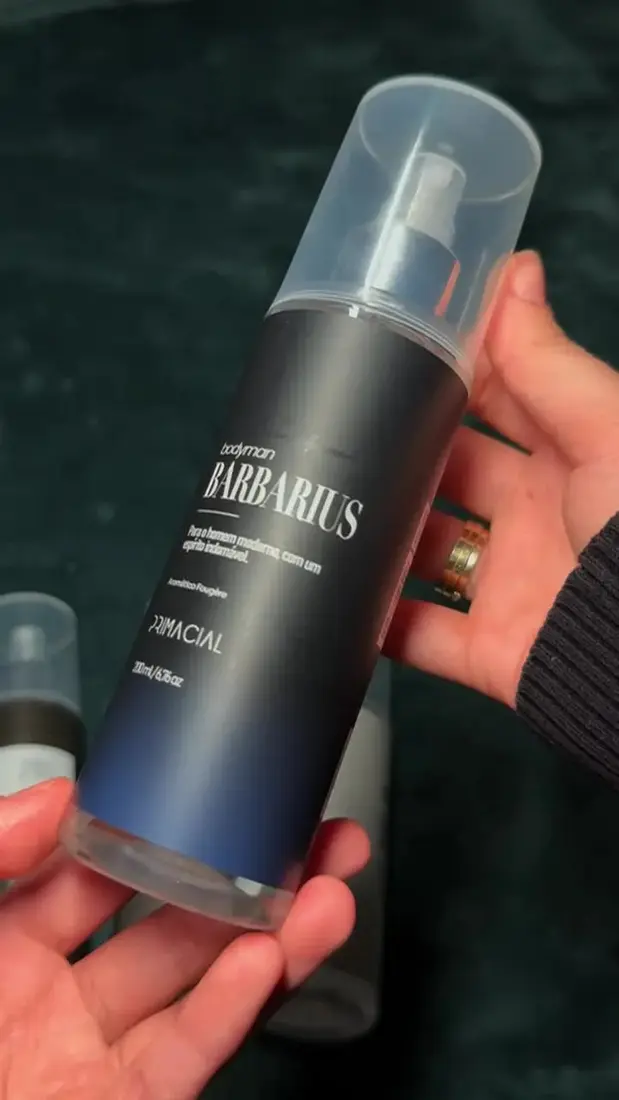 Frasco do Body Splash Barbarius sendo apresentado nas mãos