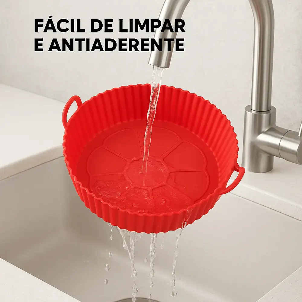 Forma de silicone para air fryer sendo lavada na torneira