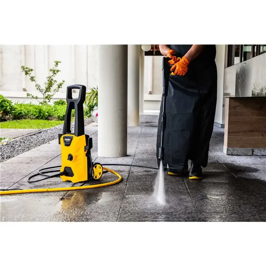 Vonder LAV 1600 sendo utilizada para limpar piso externo