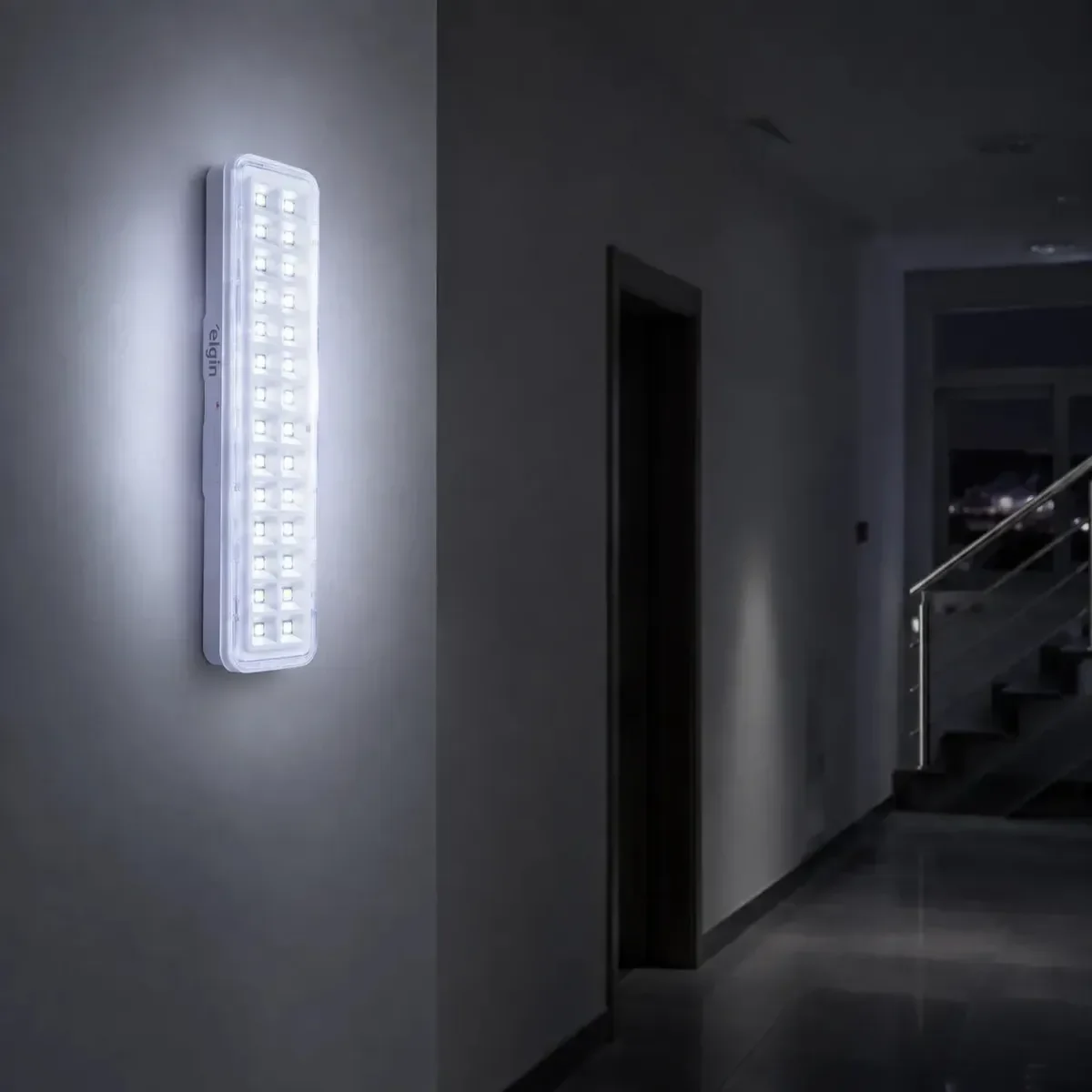 Luminária de Emergência Elgin acesa em corredor escuro