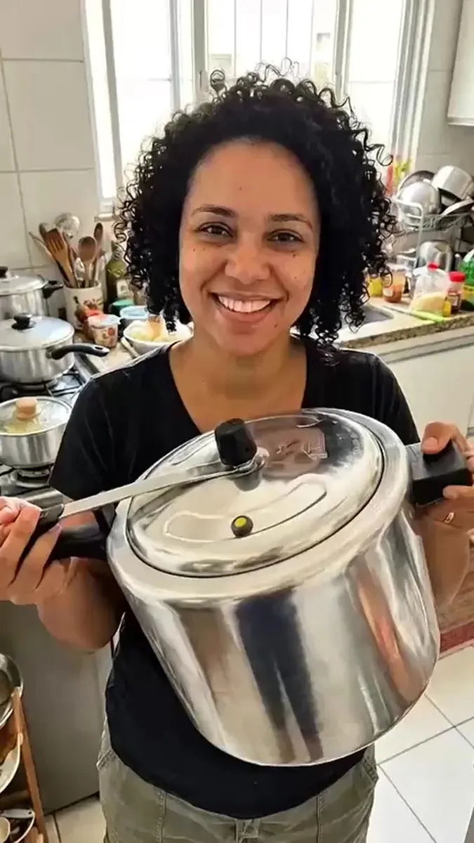 Panela Amora 10 L Prateada / polida em uso na cozinha