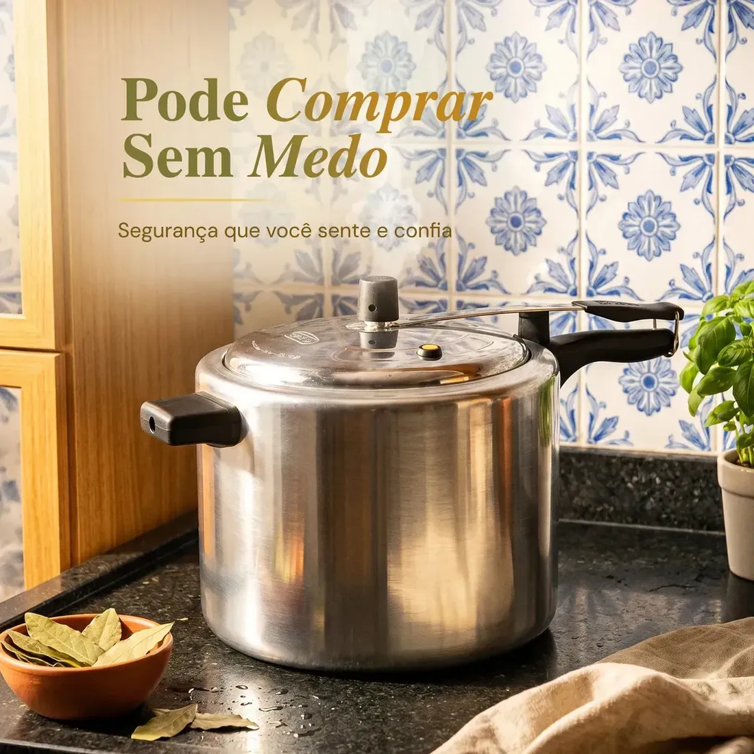 Detalhe de construção e fechamento da panela Amora 10 L Prateada / polida