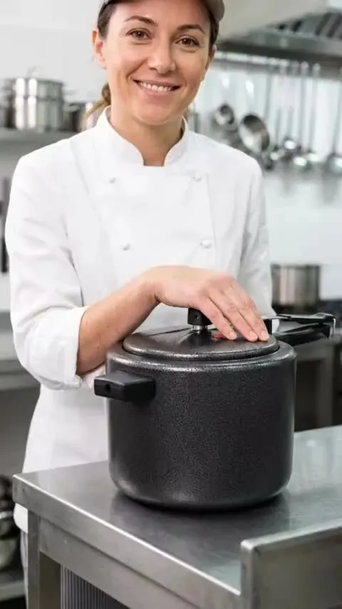 Panela Amora 4,5 L Preta craquelada em uso na cozinha
