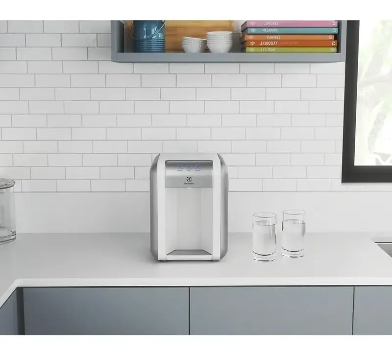 Purificador Electrolux PE11B branco instalado sobre bancada