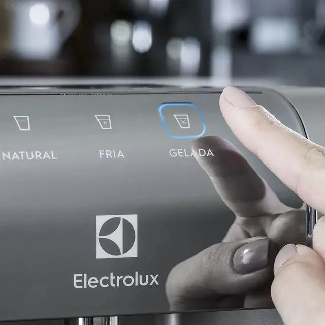 Seleção de água gelada no painel touch do Electrolux PE11X