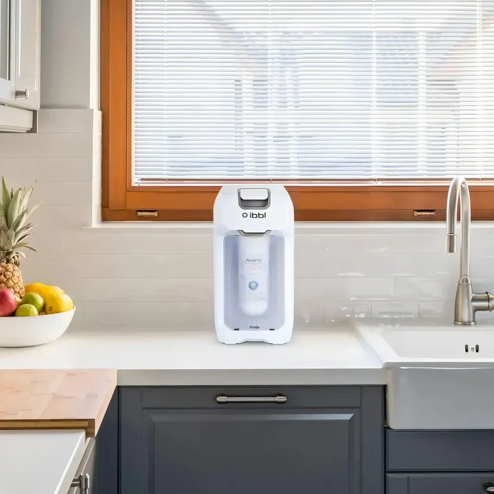 Purificador IBBL Viváx branco instalado em cozinha