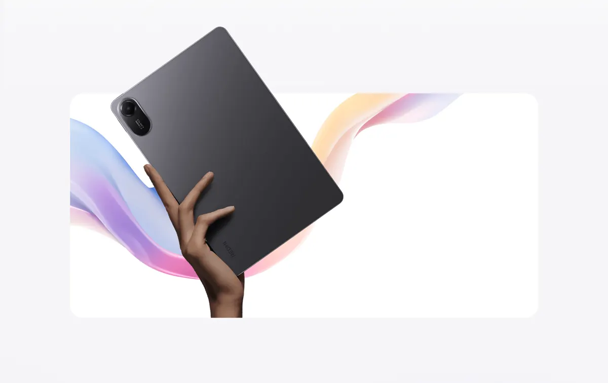Parte traseira metálica do Redmi Pad 2 em uso