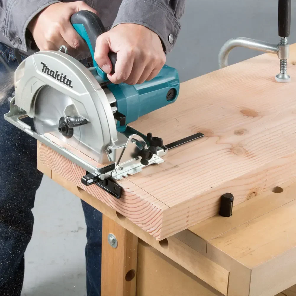 Makita HS7010 sendo usada para cortar uma peça de madeira