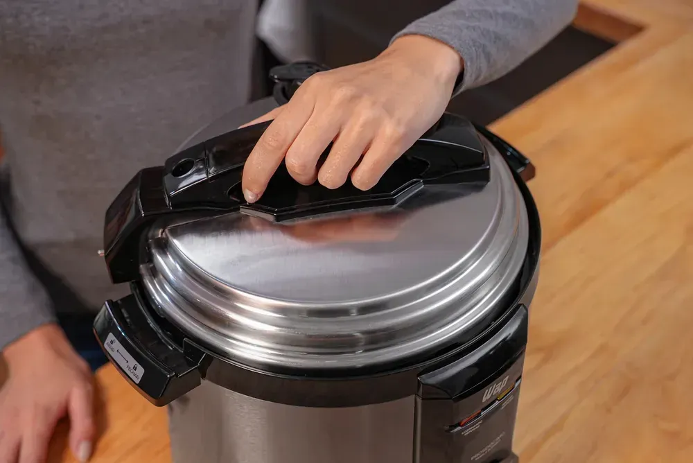 Panela elétrica WAP WPPE2 em ambiente de cozinha